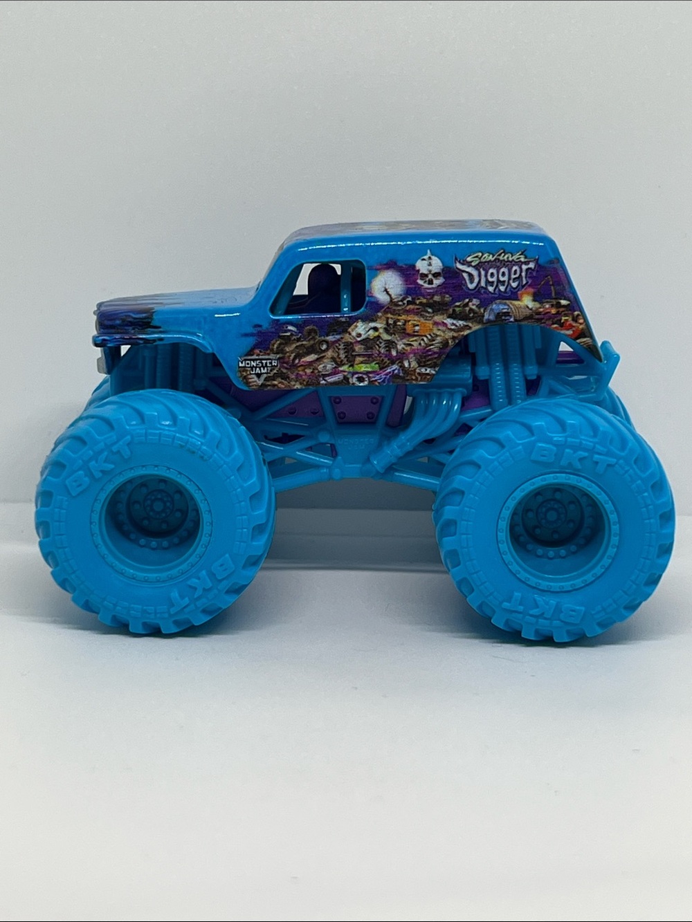 Monster Jam - Son-Uva Digger 2022 Series 27 / 1:64 Scale